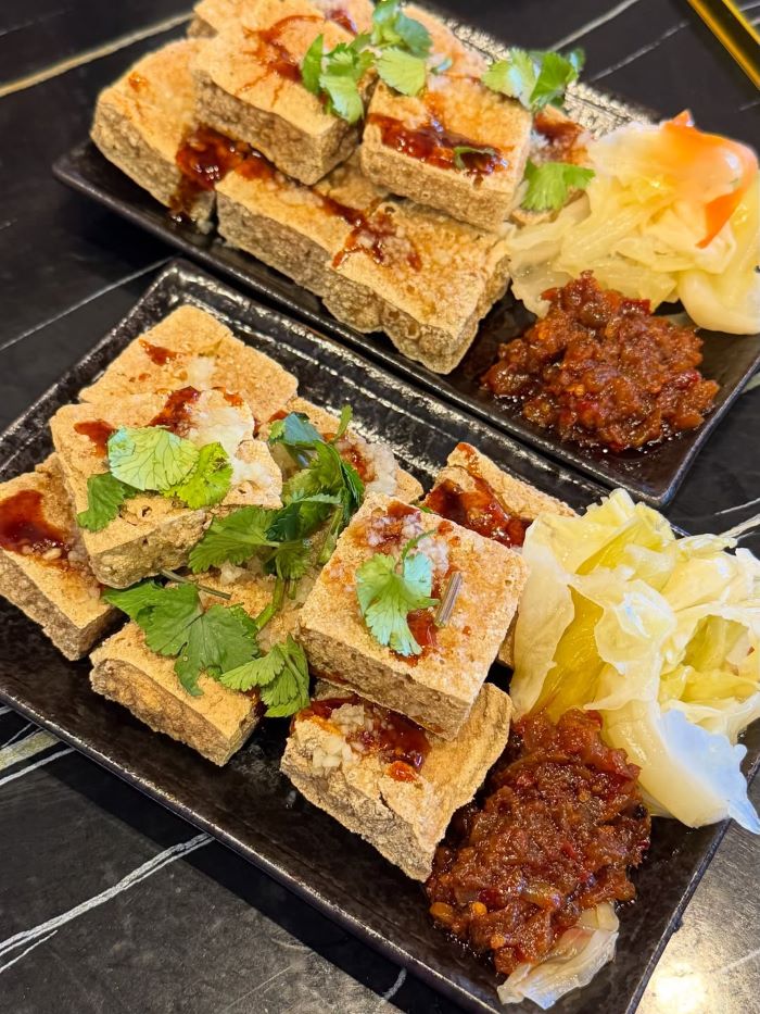 Đậu hũ thối nổi tiếng về mùi khá nồng, nhưng vị ngon bất ngờ
