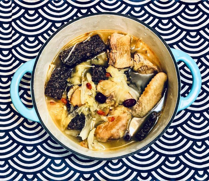 Canh gà nấu dầu mè hầm với rượu gạo thơm ngon, mềm ngọt