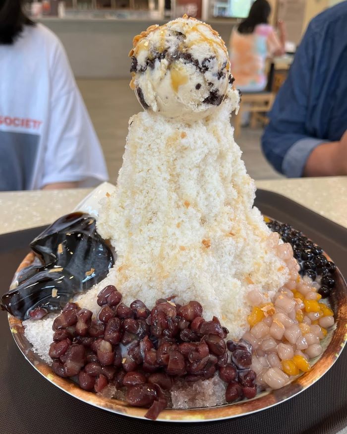 Đá bào với nhiều loại topping như trân châu, đậu đỏ, thạch sương sáo,...