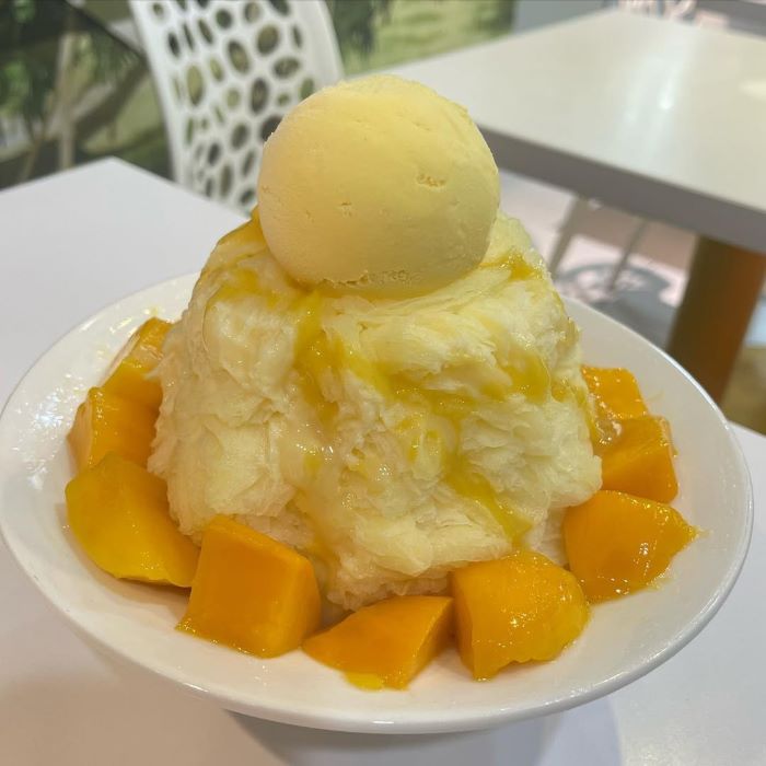 Đá bào thêm 1 lớp xoài chín xung quanh thơm ngon