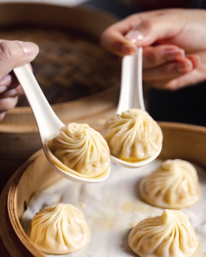 Bánh bao súp với nhiều nhân đậm vị bên trong