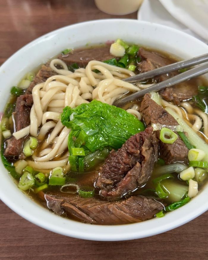 Món mì bò hầm hấp dẫn, với nước dùng đậm đà hương vị