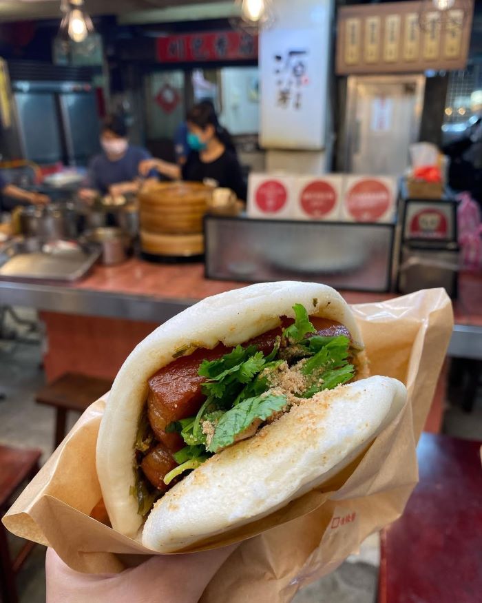 Bánh bao kẹp cùng thịt béo ngậy, hấp dẫn, ăn là nhớ mãi. Ảnh: sairoongg