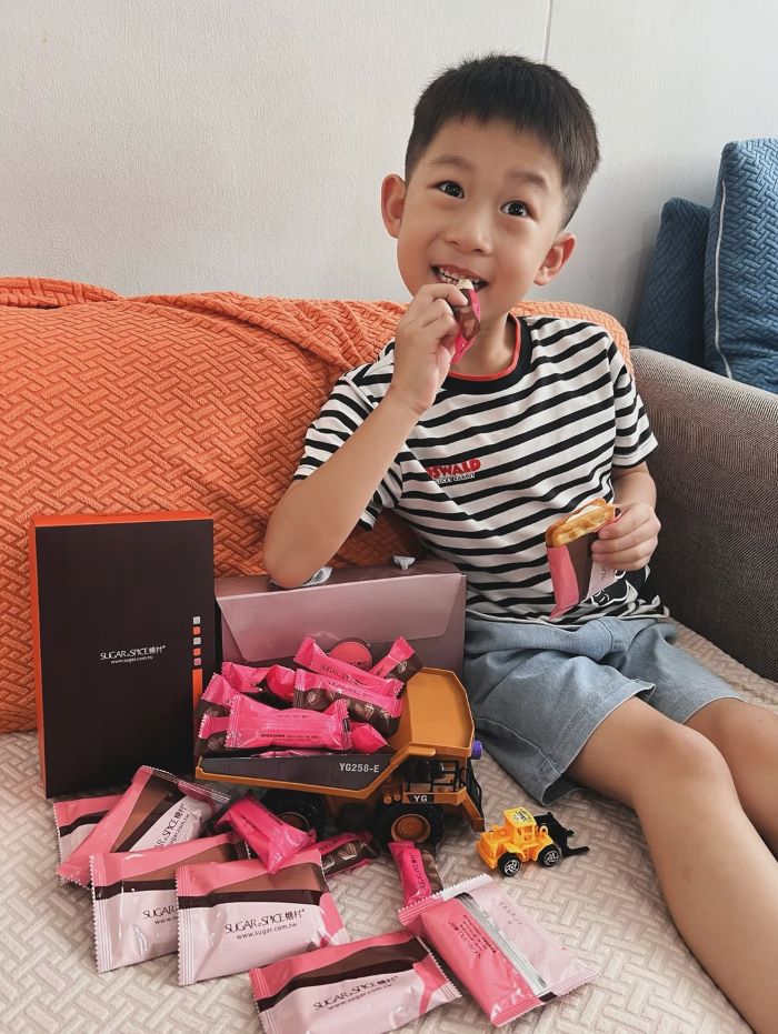 Bánh kẹo ngọt mang về làm quà tặng người thân, bạn bè hợp lý