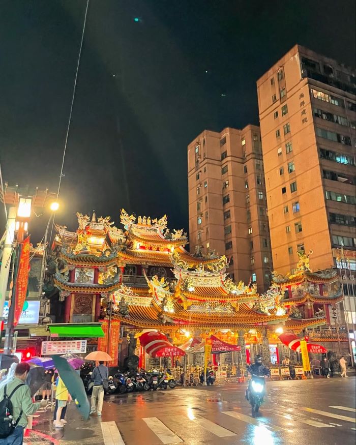 Khung cảnh nhìn từ ngoài của chợ đêm Raohe Đài Loan