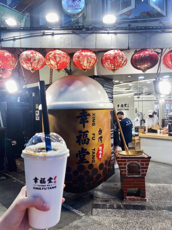 Thưởng thức trà sữa thơm ngon, béo ngậy trong chợ Ximending