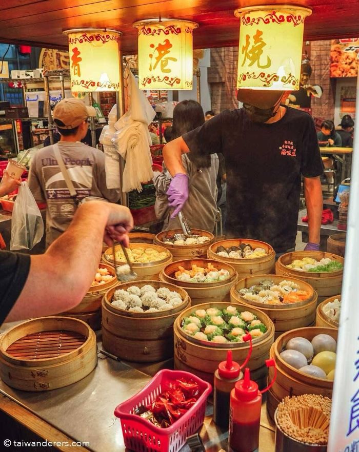 Hòa mình vào thiên đường ăn vặt: mì đêm, gà chiên giòn, trà sữa trân châu,...
