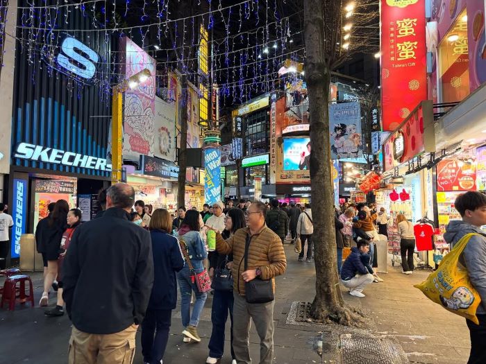 Khung cảnh nơi đây náo nhiệt, sôi động ở Chợ đêm Ximending