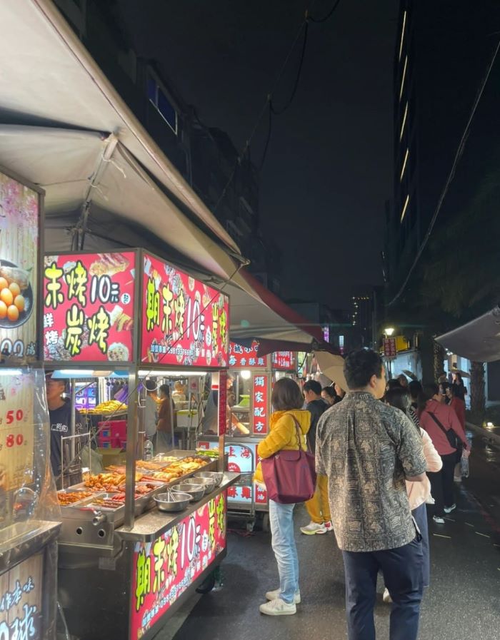 Có rất nhiều món ăn ngon, và giá cả rẻ hơn bạn nghĩ ở chợ đêm Raohe