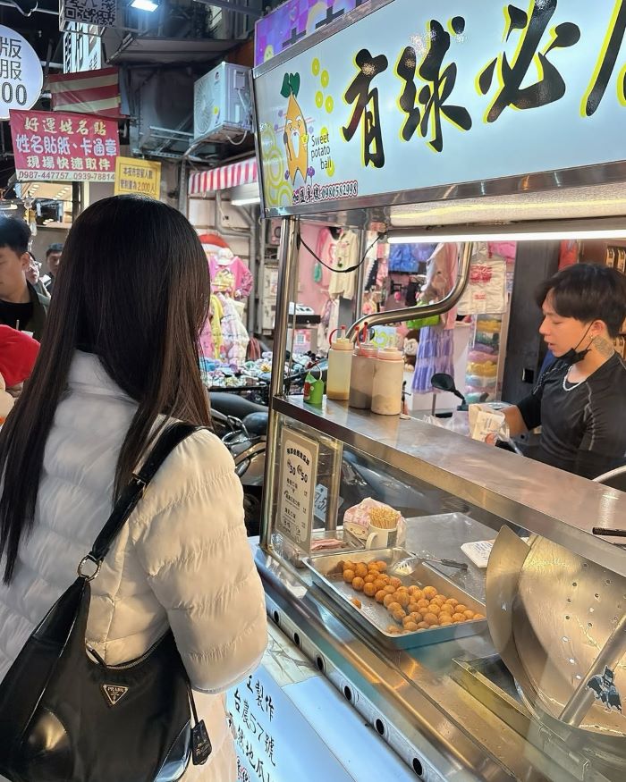 Thưởng thức ẩm thực đường phố hấp dẫn ở Fengjia Night Market