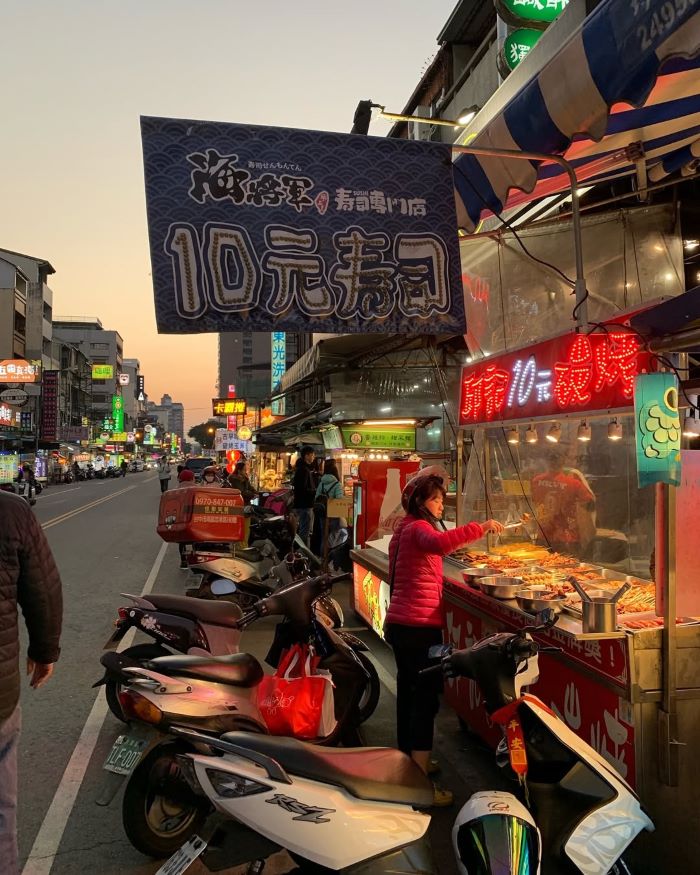 Chợ đêm Zhongxiao mở cửa từ chiều muộn phục vụ sớm cho thực khách