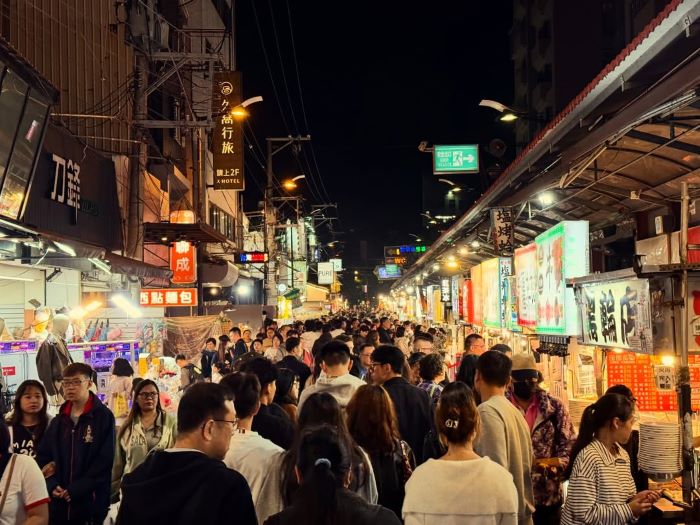 Chợ đêm Phùng Giáp từ tối tấp nập, đông đúc đến trải nghiệm