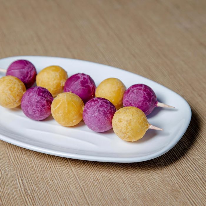 Những viên khoai lang ngọt thơm, hấp dẫn thưởng thức ở chợ đêm