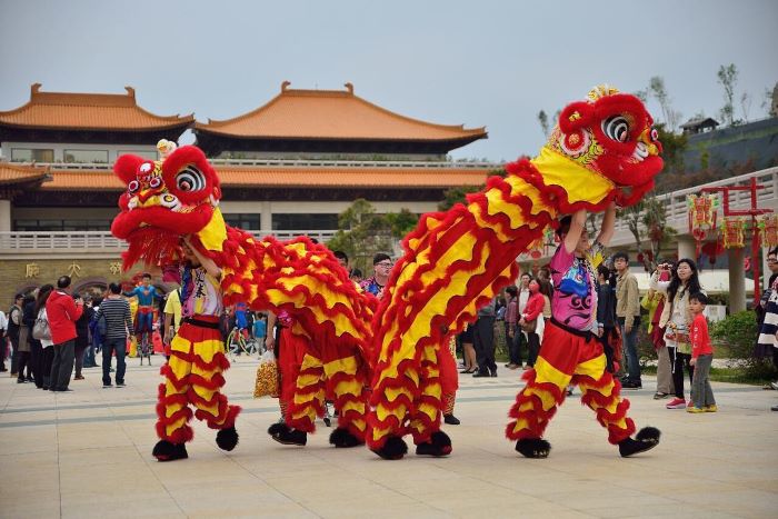 Lễ hội múa sư tử bao gồm nghi thức rước kiệu cầu may mắn