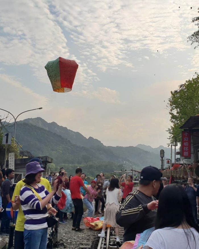 Không khí náo nhiệt, vui nhộn ở các khu thả đèn trời