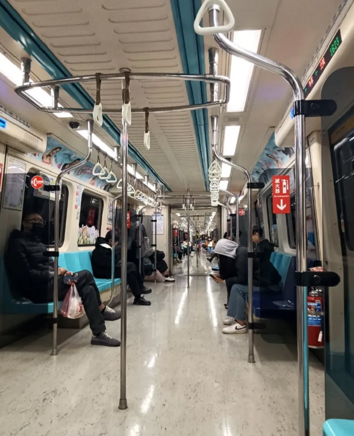 Di chuyển bằng tàu điện ngầm nhanh, thuận tiện cho bạn