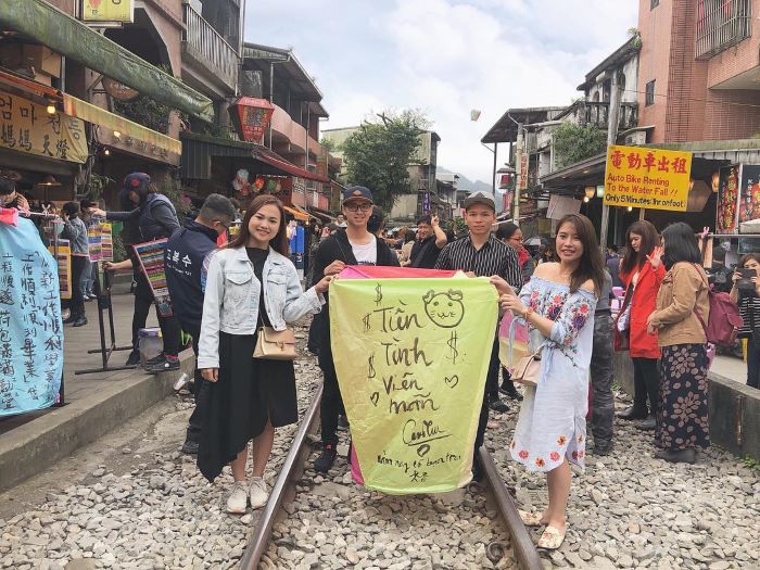Du khách Việt Nam cũng hào hứng với lễ hội đèn trời ý nghĩa này