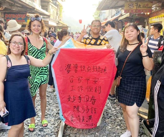 Viết ước nguyện vào những chiếc đèn lồng trong Lễ hội đèn Pingxi