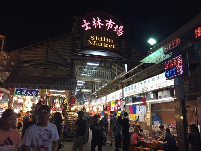 Chợ Shilin nổi tiếng tập nập về ban đêm ở Đài Loan