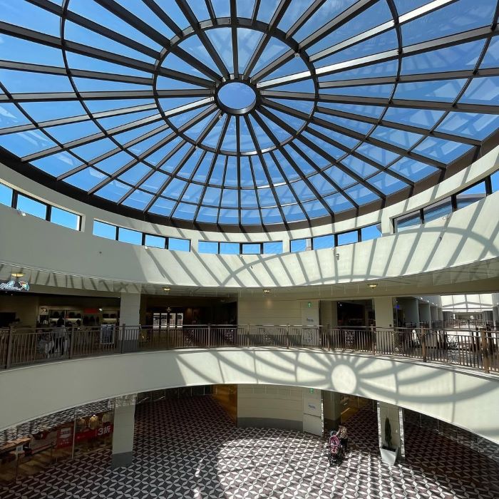 Bên trong của trung tâm Lihpao Outlet Mall rất rộng, thoáng