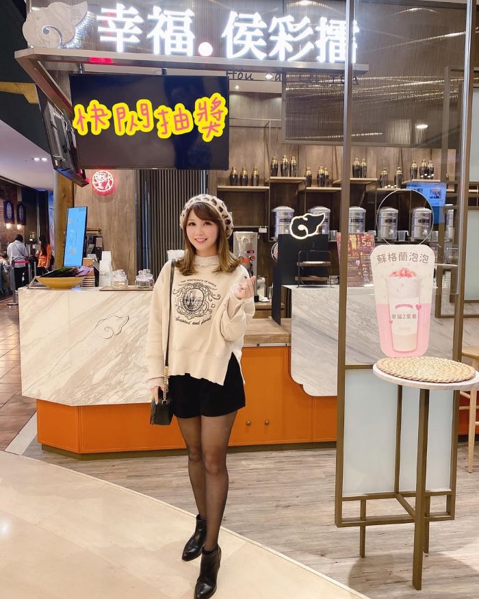 Thưởng thức đồ uống trong trung tâm Tiger City khi mua sắm ở Đài Trung