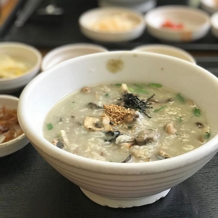Thưởng thức bát cháo hàu bổ dưỡng, thơm ngon
