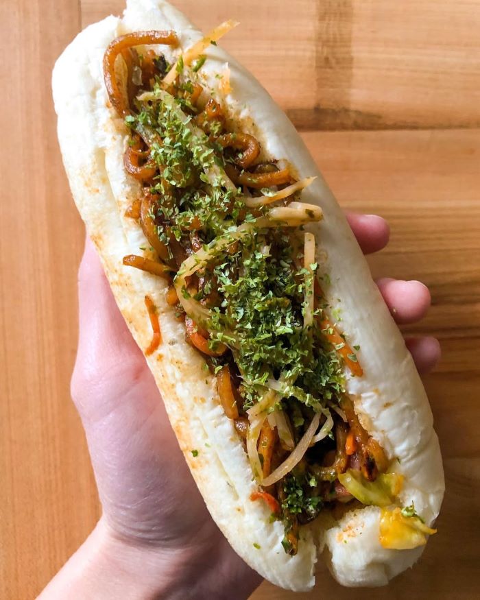 Đặc biệt với món bánh mì kẹp mì xào ở Đài Loan