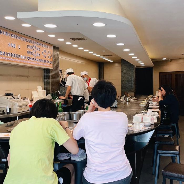 Đồ ăn được trực tiếp chế biến và bạn có thể quan sát khi ăn Teppanyaki