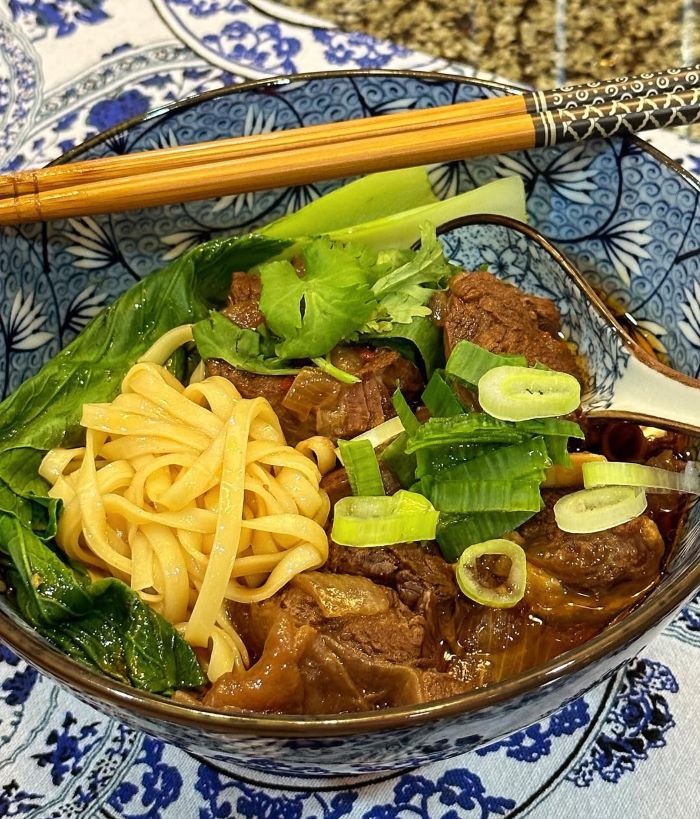 Miếng thịt bò trong tô mì mềm, thơm ngon