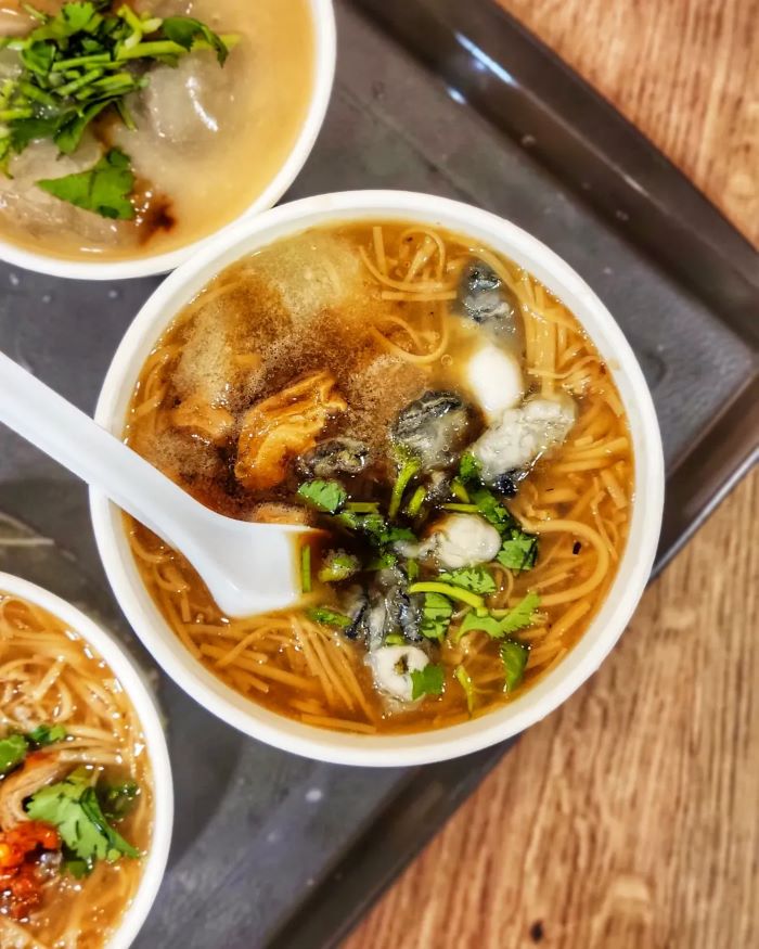 Mì hàu với sợi mì vàng nhỏ, thấm đều nước dùng ăn đã miệng