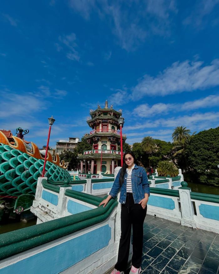 Đi dạo, ngắm cảnh quanh hồ và hòa mình vào thiên nhiên