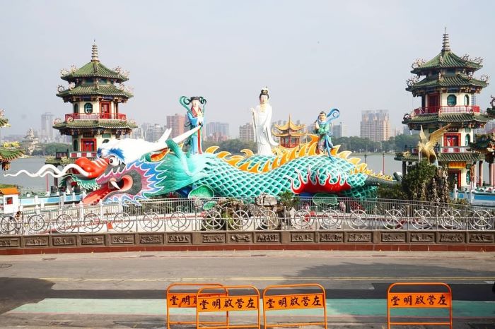 Nhìn tượng Quan Âm cưỡi rồng từ phía xa