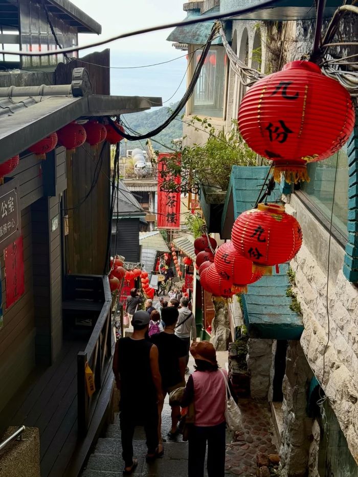 Làng cổ Cửu Phần tấp nập du khách đến tham quan