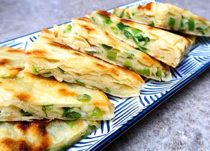 Món ăn sáng hấp dẫn với bánh kếp hành lá thơm ngon