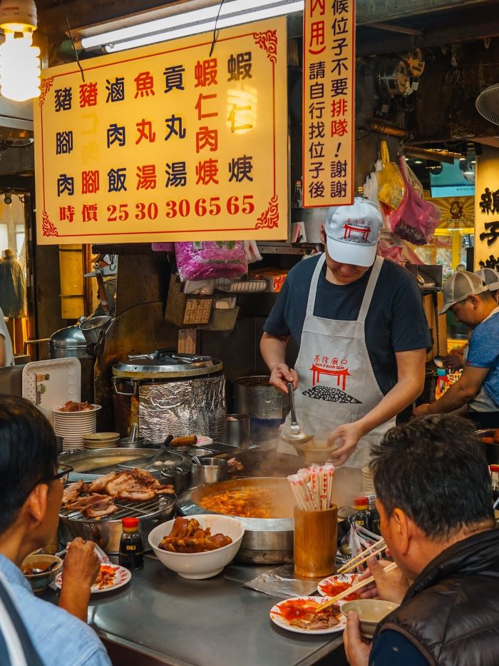 Không gian thân thiện tạo nên nét đặc biệt của chợ đêm Trung Hiếu
