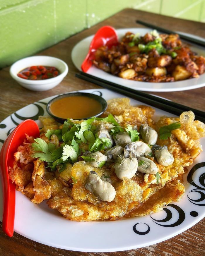 Thưởng thức món ăn trứng hàu được chiên lên hấp dẫn