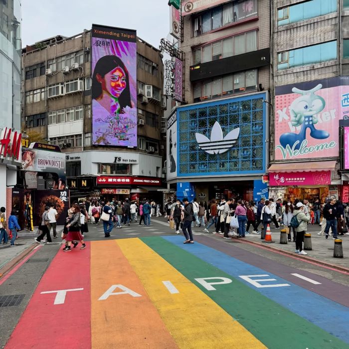 Không khí sôi động của khu phố Ximending vào ban ngày
