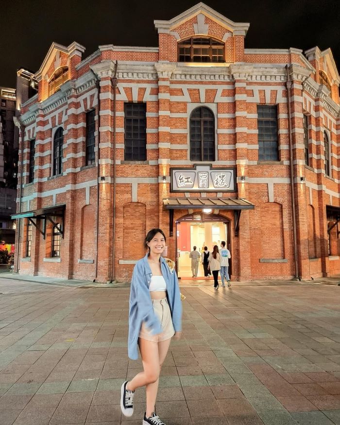 Bạn có thể tham quan The Red House vào buổi tối