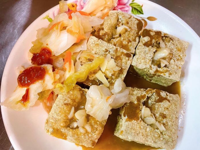Thưởng thức món ăn đậu phụ thối nổi tiếng ở chợ đêm Ximending