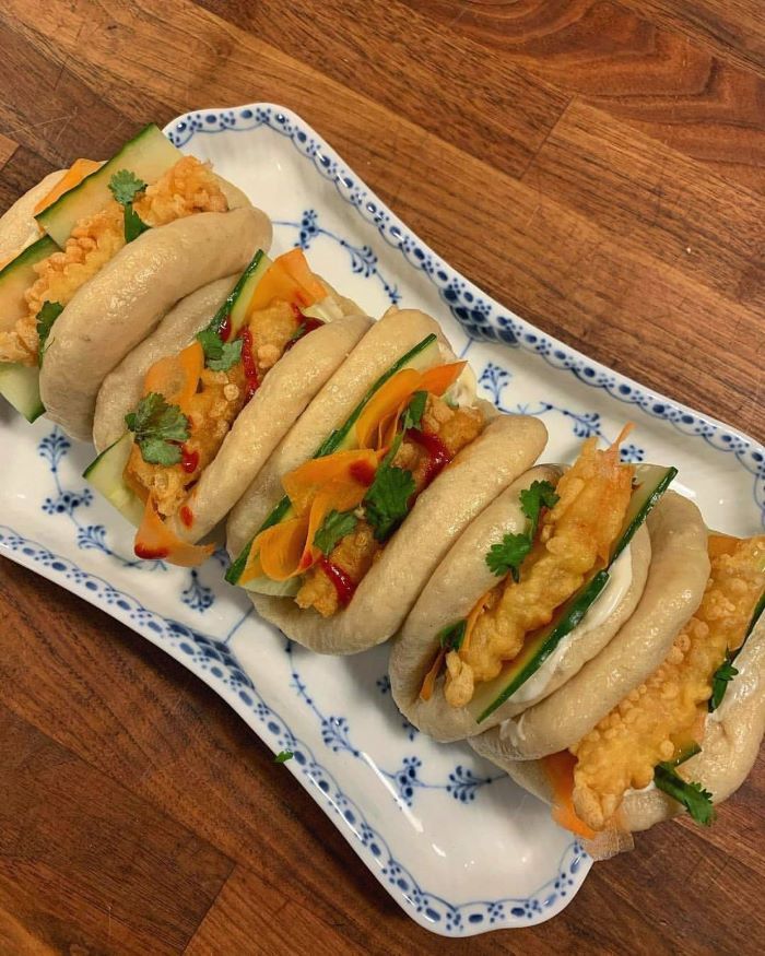 Bánh bao kẹp thịt được thưởng thức ở chợ đêm Ximending