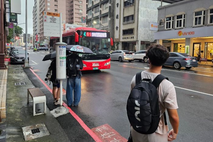 Xe buýt sẽ đón hành khách ở các điểm khác nhau