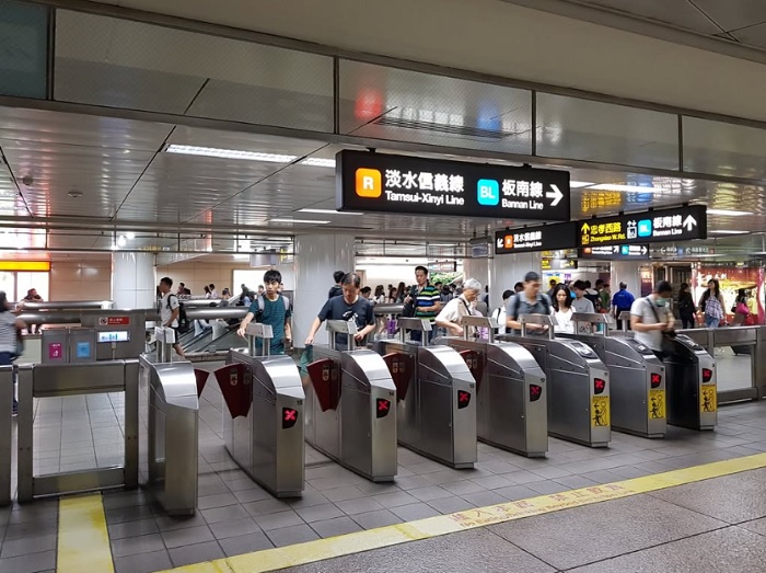 Ở Đài Loan, mọi người di chuyển bằng MRT rất đông