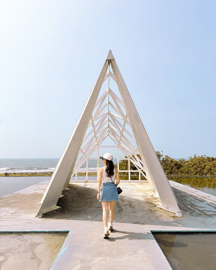 Đi bộ cũng là 1 trải nghiệm để khám phá nhiều địa điểm trên đảo