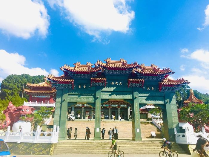 Khung cảnh miếu Văn Võ khi nhìn từ cổng vào