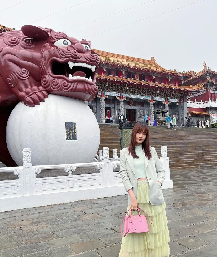 Sư tử đá đỏ được đặt ở bên ngoài của miếu Văn Võ Đài Loan