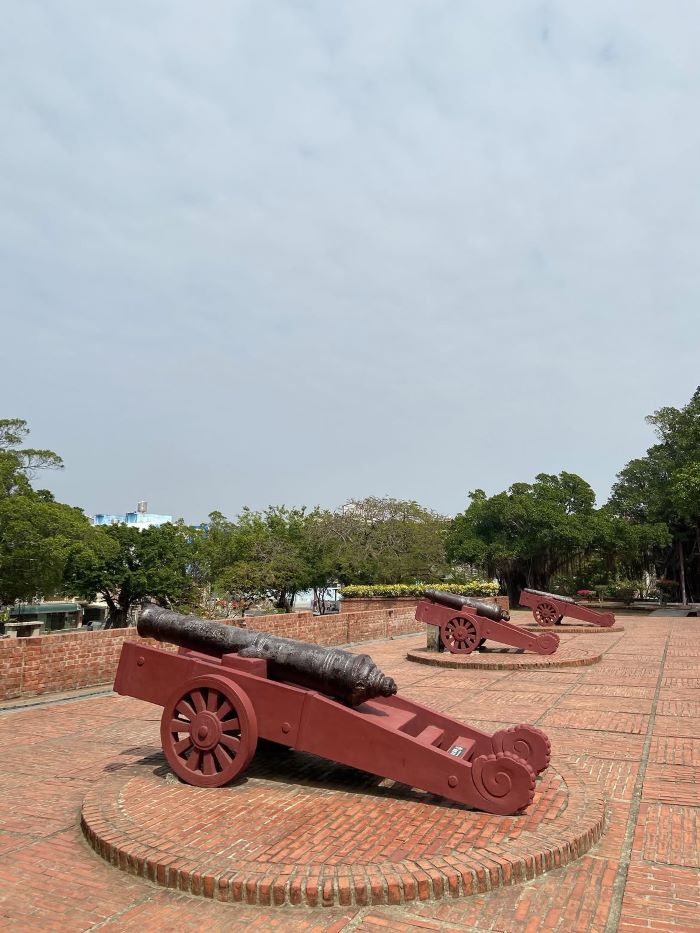 Tham quan khu vực thành lũy ở pháo đài An Bình
