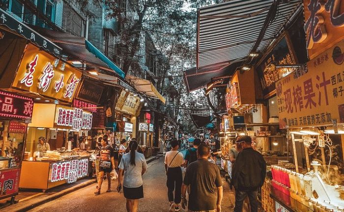 Khu phố cổ An Bình bày bán nhiều mặt hàng đa dạng bạn có thể chọn lựa